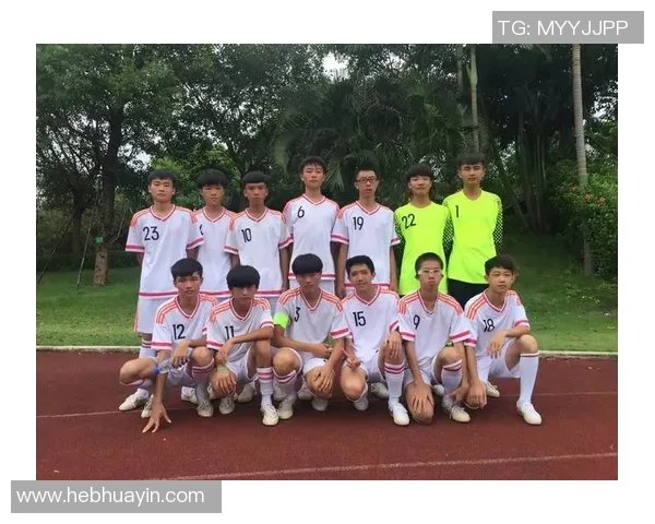 球星亲自示范教非洲少年踢足球 激发热爱与梦想的瞬间